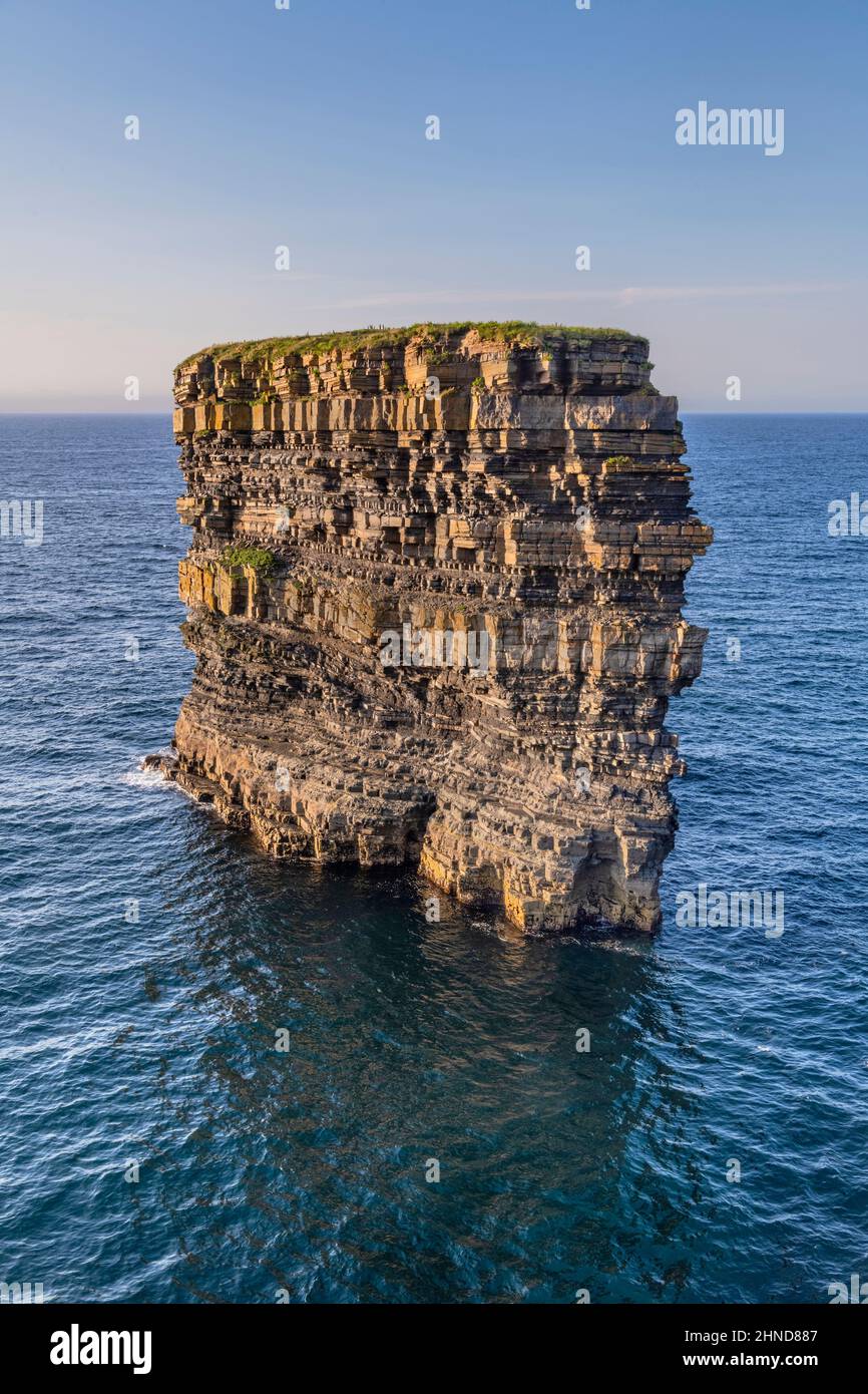 Irland, die Grafschaft Mayo, Downpatrick Head, Dun Briste oder Broken Fort sind ein beeindruckender Meeresstapel am Vorgewende. Stockfoto