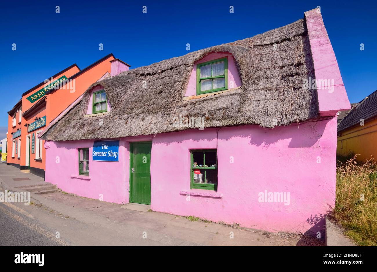 Irland, County Clare, Doolin, farbenfroher Handwerksladen, bekannt als Sweater Shop mit leuchtend rosa Wänden im Dorf. Stockfoto