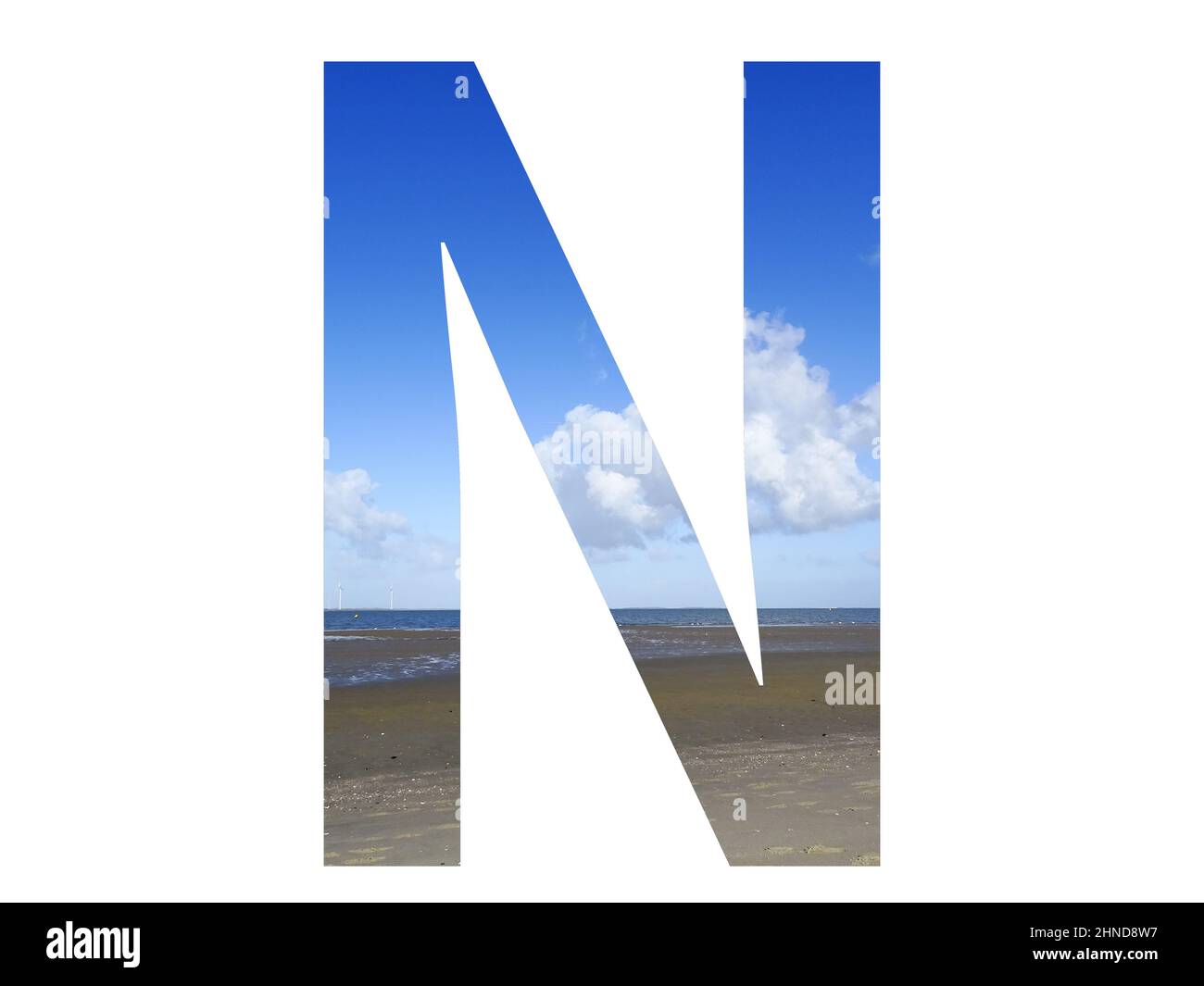 Buchstabe N des Alphabets mit Strand, Meer und blauem Himmel, Nordsee, Niederlande, isoliert auf weißem Hintergrund Stockfoto