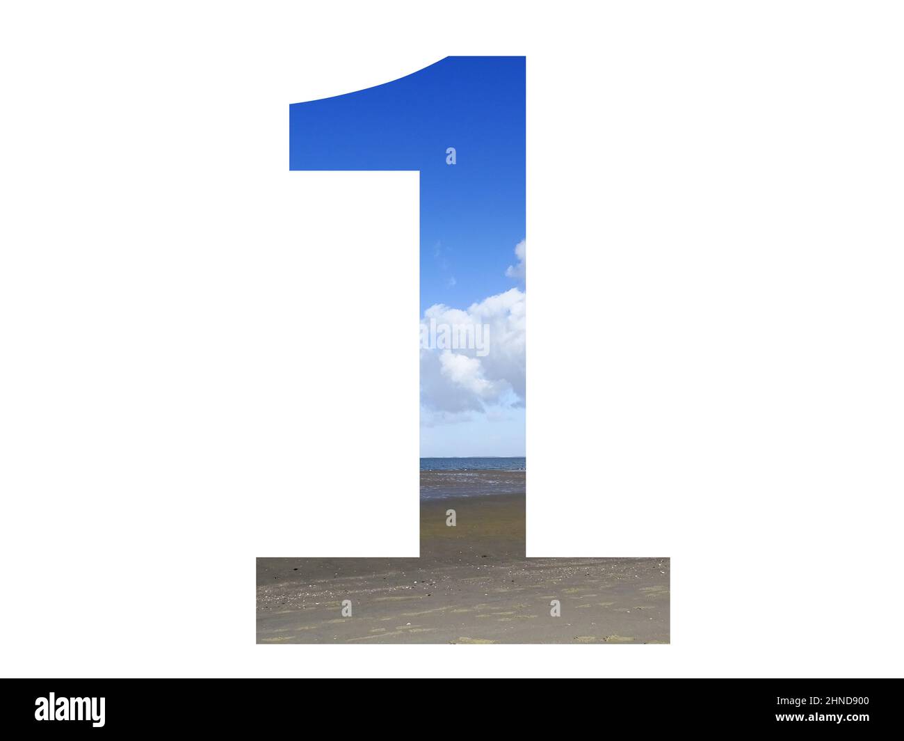Nummer 1 des Alphabets mit Strand, Meer und blauem Himmel, Nordsee, Niederlande, isoliert auf weißem Hintergrund Stockfoto