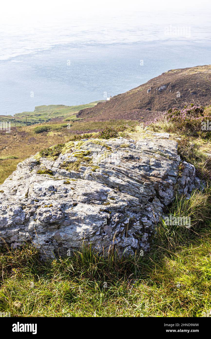 Felsige Aufschlüsse auf dem mit Heidekraut verkleideten Moorland auf der Mull of Kintyre am südlichen Ende der Kintyre Peninsula, Argyll & Bute, Schottland, Großbritannien Stockfoto