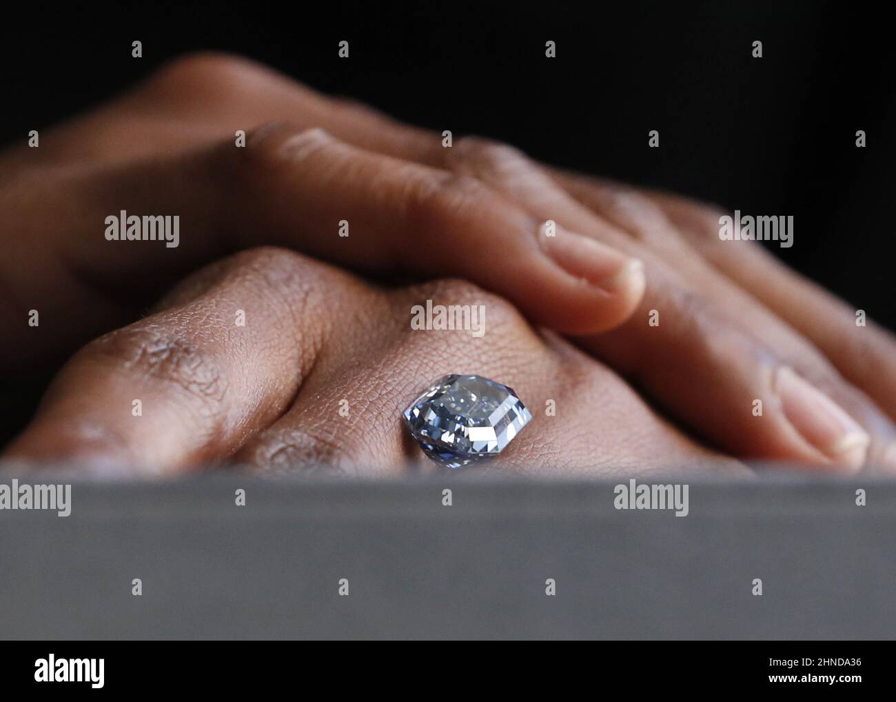 New York, Usa. 16th. Februar 2022. Der größte und wertvollste blaue Diamant, der jemals bei einer Auktion auftrat, „The De Beers Cullinan Blue“, wird von Stephany Martins am Dienstag, den 15. Februar 2022, bei Sotheby's in New York City veranstaltet. Der Diamant wird im April in einer Einzellot-Auktion in Sotheby's Hongkong angeboten und voraussichtlich zu einem Preis von über 48 Millionen US-Dollar verkauft werden, was die höchste Schätzung ist, die jemals für einen blauen Diamanten gemacht wurde. Foto von John Angelillo/UPI Credit: UPI/Alamy Live News Stockfoto