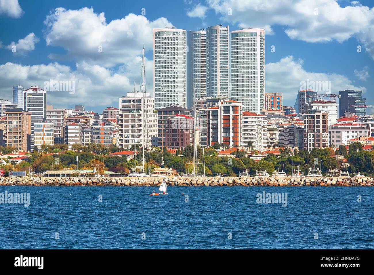 ISTANBUL, TÜRKEI - 9th. Oktober 2019: Echte Architektur am Ufer des Bosporus, beliebtes Reiseziel und wichtiger Durchgang zwischen der EU Stockfoto