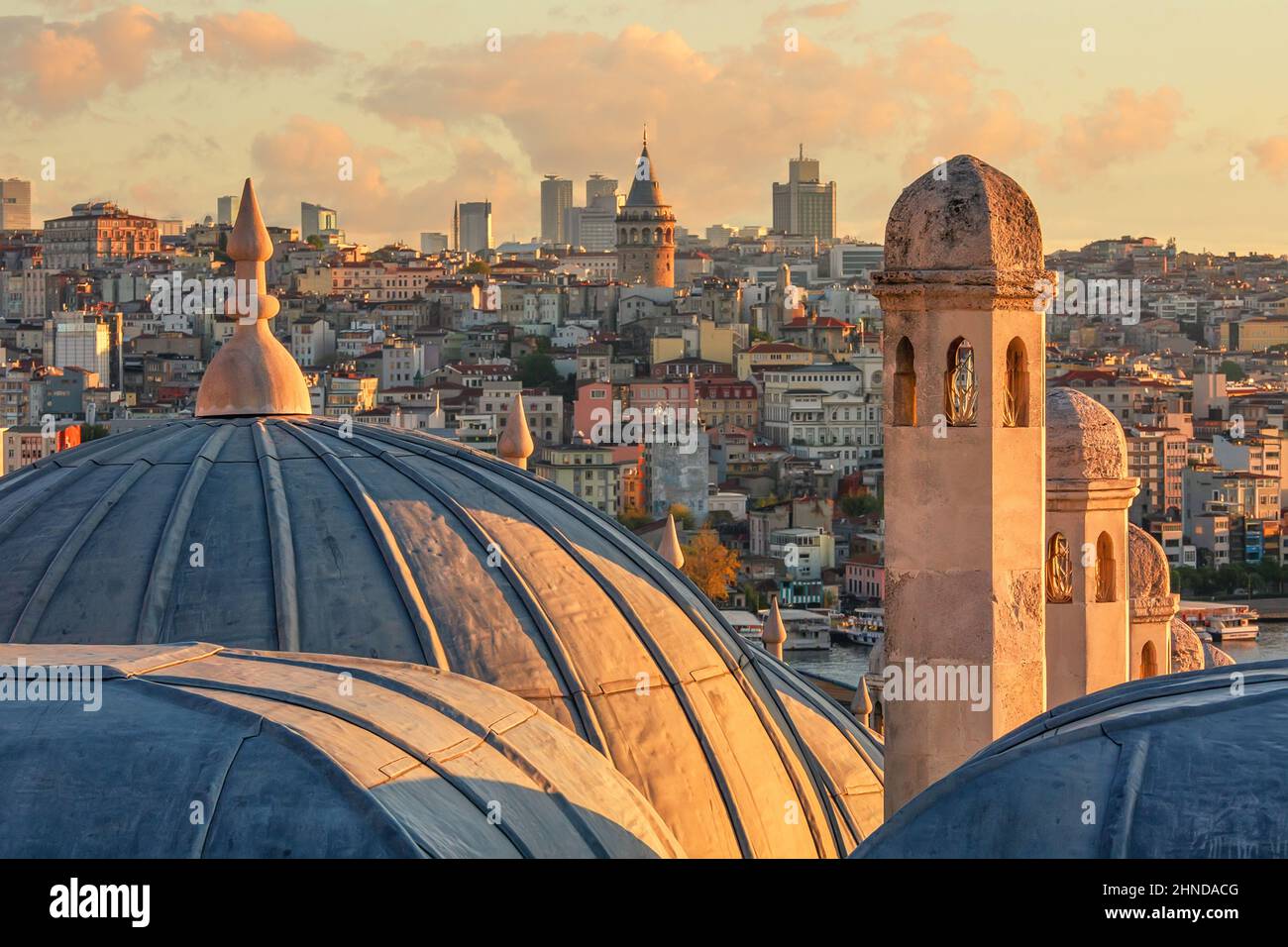 Blick von der Süleymaniye-Moschee zum Distrikt Galata und am Morgen auf den Galata-Turm. Istanbul, Türkei. Selektiver Fokus Stockfoto