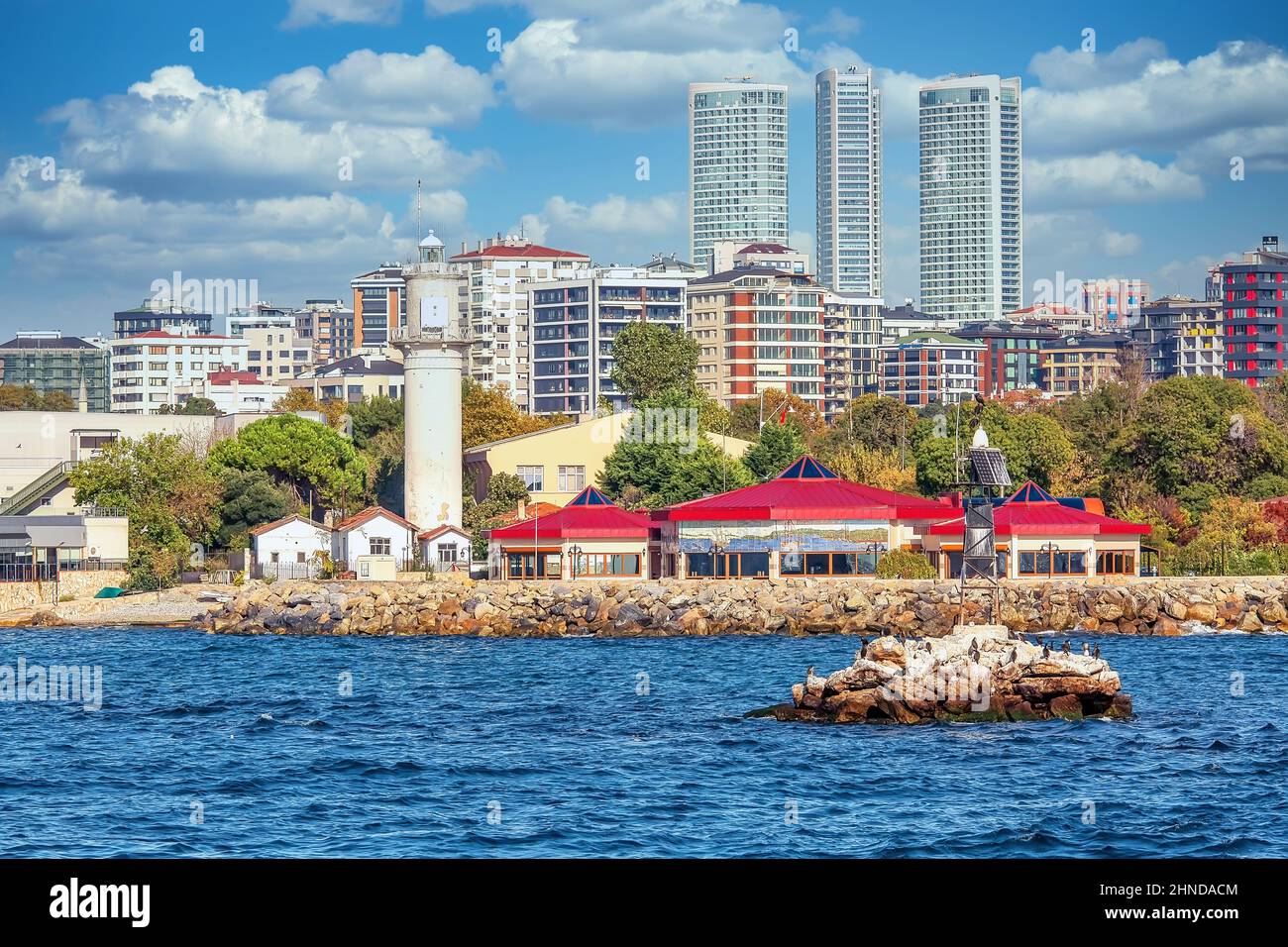 ISTANBUL, TÜRKEI - 9th. Oktober 2019: Echte Architektur am Ufer des Bosporus, beliebtes Reiseziel und wichtiger Durchgang zwischen der EU Stockfoto