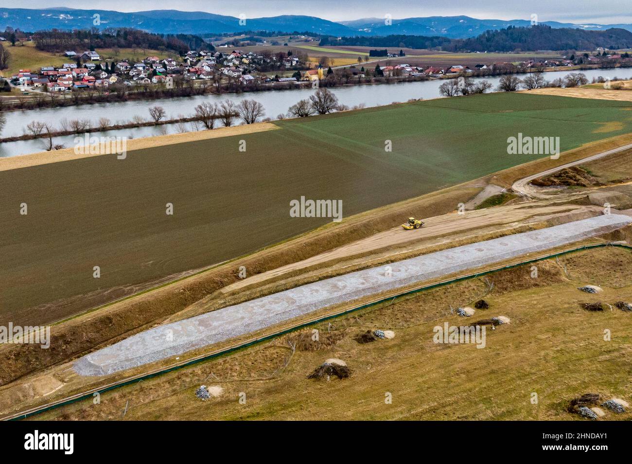 Entau, Deutschland. 16th. Februar 2022. Bauarbeiten am Hochwasserpolder Sand-Entau. Zwischen Straubing und Deggendorf wird derzeit ein Hochwasserpolder gebaut (Luftaufnahme mit Drohne). Quelle: Armin Weigel/dpa/Alamy Live News Stockfoto