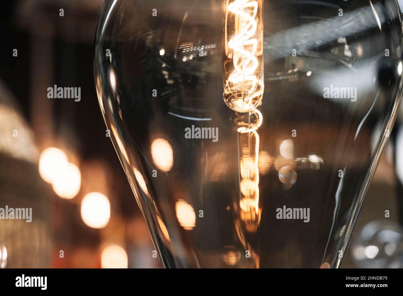 Schöne Vintage-Glühlampen mit Spiralen, eine brennende Spirale in der Glühlampe. Retro-Leuchten. Beleuchtung für Restaurants, Stockfoto