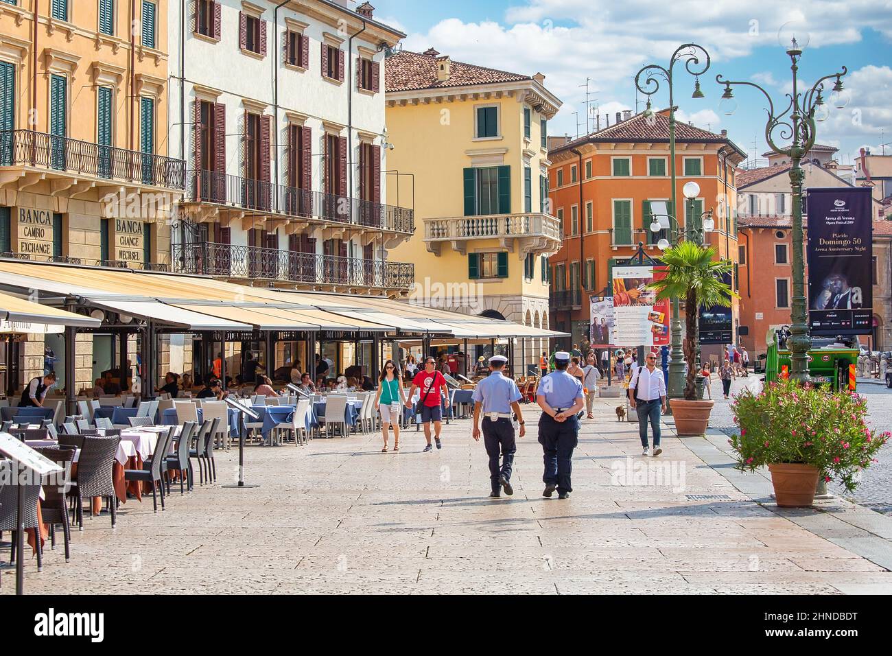 VERONA, ITALIEN - 19th. Juli 2019: Fußgängerzonen im historischen Zentrum der Stadt, typische Architektur und Atmosphäre Stockfoto