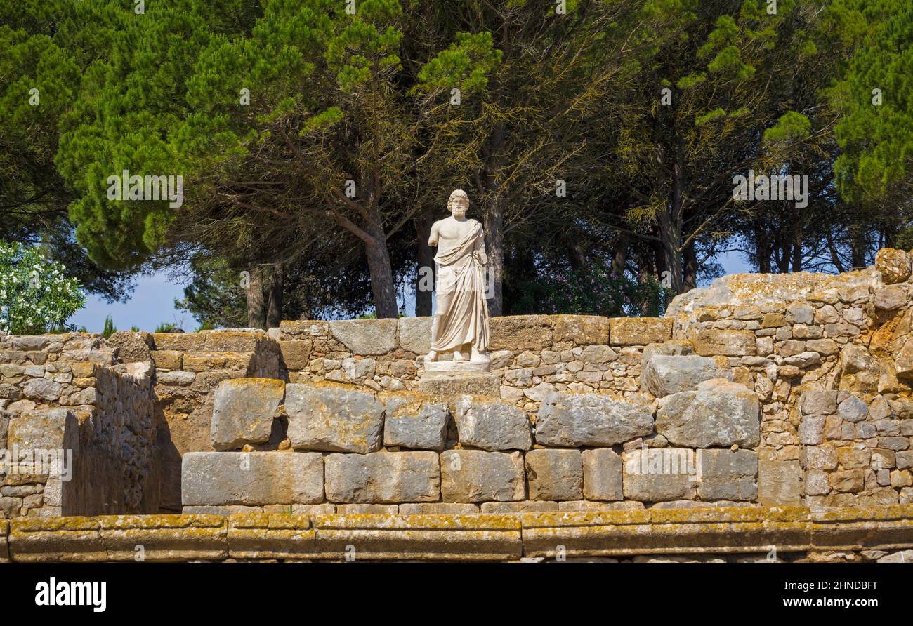 Empuries auch bekannt als Ampurias, Provinz Girona, Katalonien, Spanien.  Kopie einer dritten Jahrhundert vor Christus-Statue gefunden vor Ort von dem Gott der Medizin, Asklepios Stockfoto