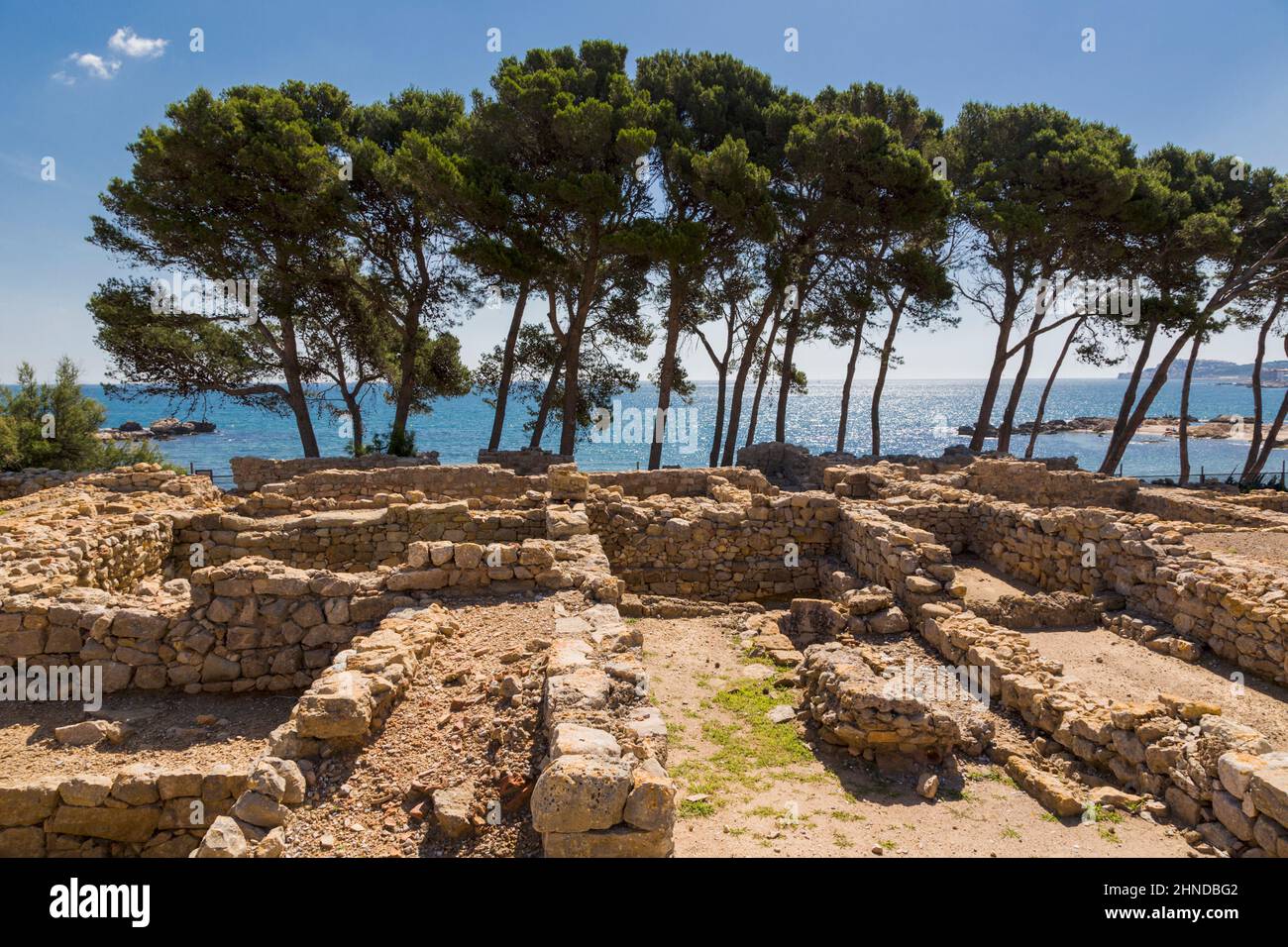 Empuries auch bekannt als Ampurias, Provinz Girona, Katalonien, Spanien. Stadtmauern im südlichen Sektor aus dem 2nd. Jahrhundert v. Chr. Empuries war fo Stockfoto