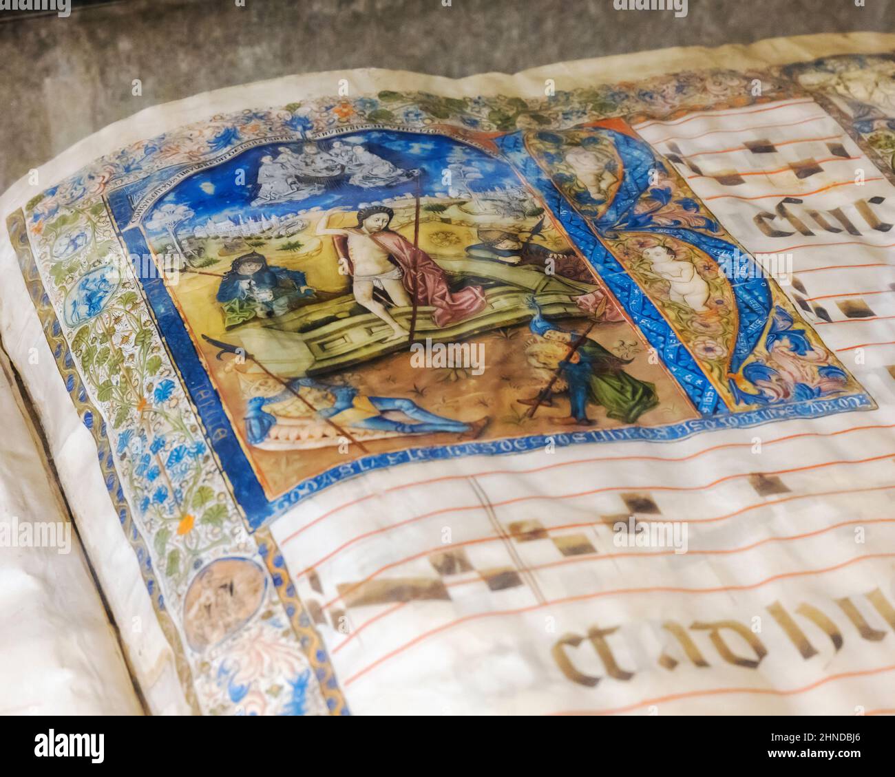 Beleuchtete Pergamentseite aus einem religiösen Buch aus dem 15th. Jahrhundert, das in der Kathedrale des Erlösers aus dem 12th. Jahrhundert ausgestellt ist. Avila, Provinz Avila, Kastilien Stockfoto