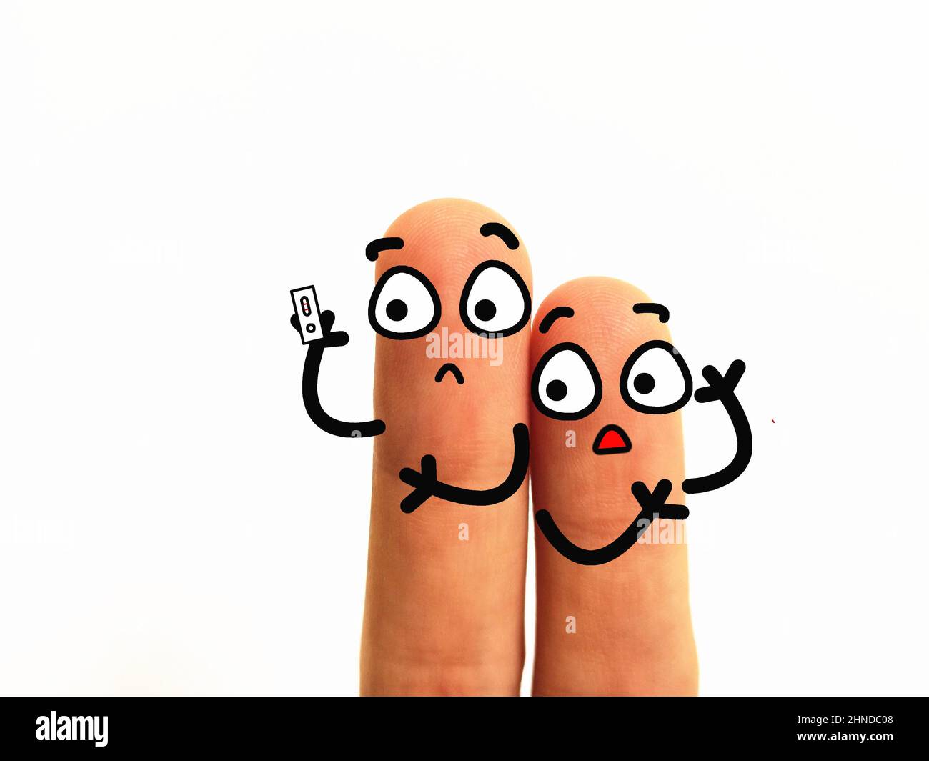 Zwei Finger sind als zwei Personen dekoriert. Sie verwenden Coronavirus-Schnelltestkit. Sie machen sich Sorgen. Stockfoto