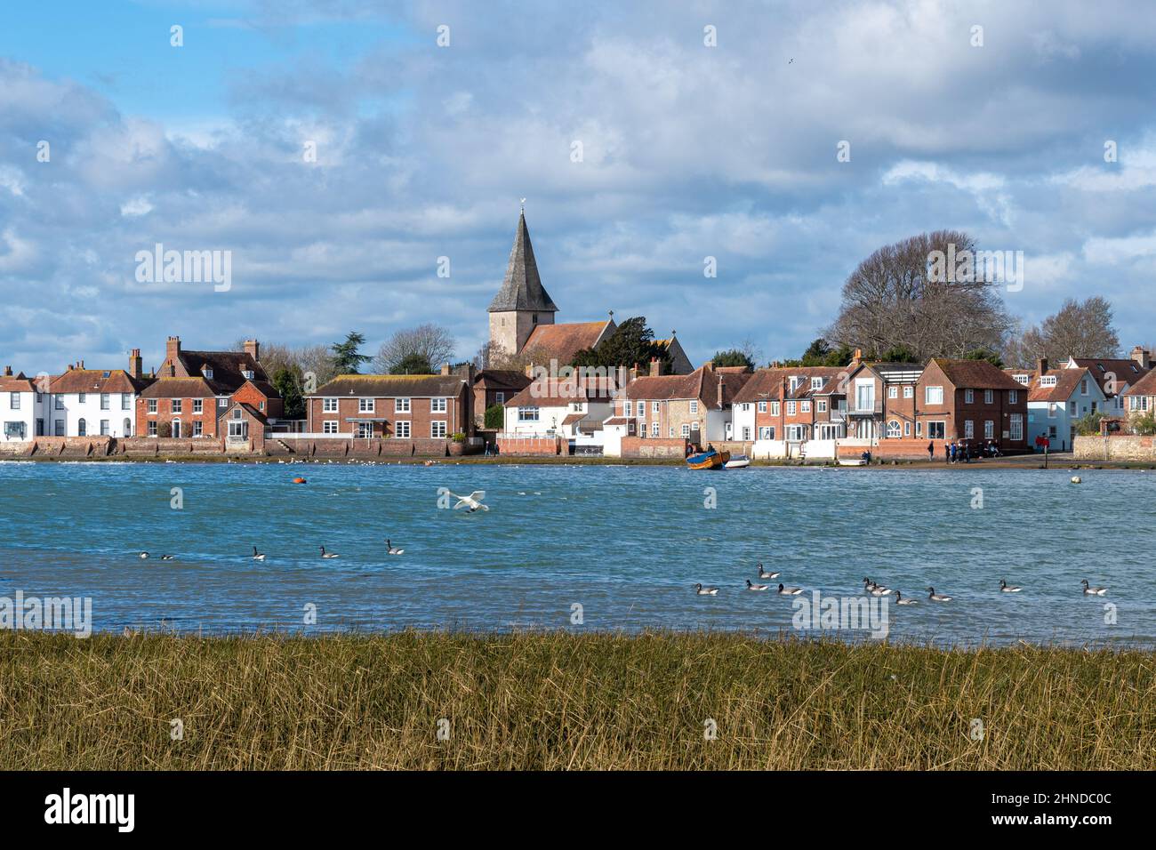 Bosham Village, Blick auf die hübsche Touristenattraktion an der Küste in West Sussex, England, Großbritannien, an einem sonnigen Februartag Stockfoto