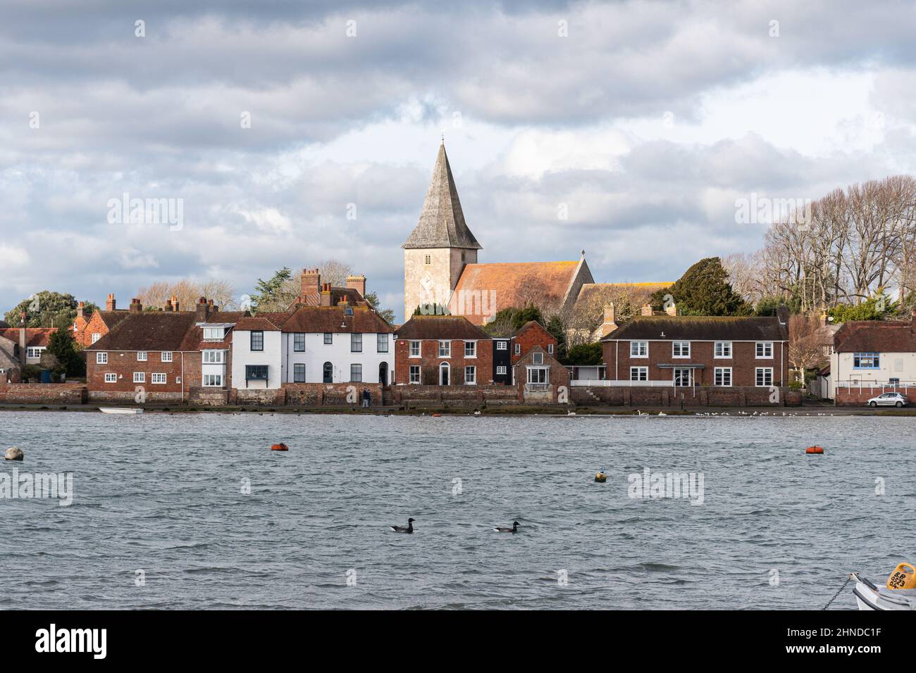 Bosham Village, Blick auf die hübsche Touristenattraktion an der Küste in West Sussex, England, Großbritannien, an einem Februartag Stockfoto