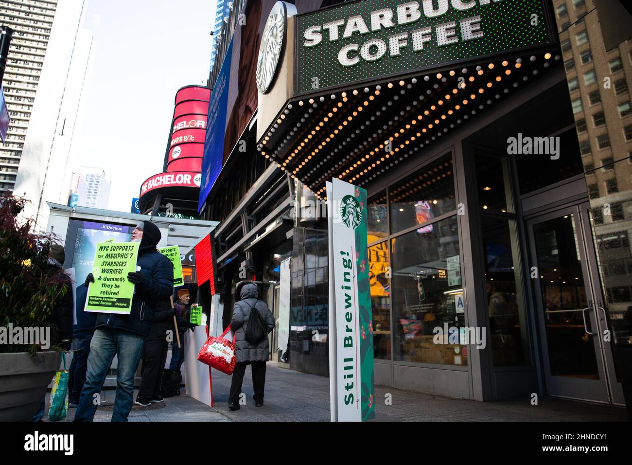 New York City, USA. 15th. Februar 2022. Demonstranten versammelten sich am 15. Februar 2022 an der Nasdaq Stock Exchange in New York, NY, um sich solidarisch mit den Starbucks-Mitarbeitern von Memphis 7 zu zeigen, die wegen Gewerkschaftsorganisation in Memphis, Tennessee, entlassen wurden. Diese Aktion war Teil einer landesweiten Streikposten, die Starbucks dazu aufforderte, die gewerkschaftliche Zerschlagung zu stoppen (Foto: Karla Coté/Sipa USA) Quelle: SIPA USA/Alamy Live News Stockfoto