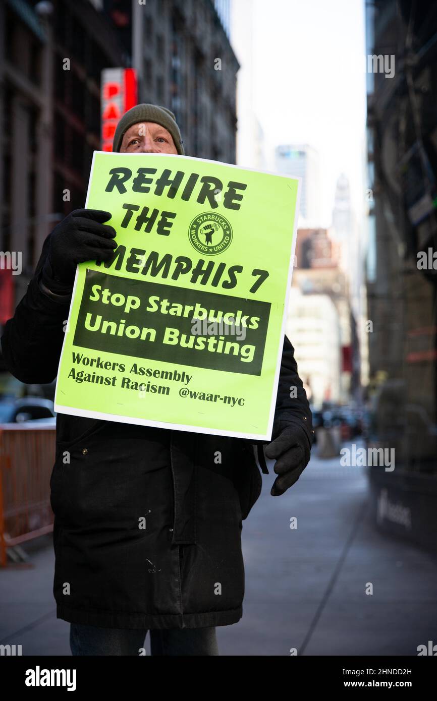 New York City, USA. 15th. Februar 2022. Demonstranten versammelten sich am 15. Februar 2022 an der Nasdaq Stock Exchange in New York, NY, um sich solidarisch mit den Starbucks-Mitarbeitern von Memphis 7 zu zeigen, die wegen Gewerkschaftsorganisation in Memphis, Tennessee, entlassen wurden. Diese Aktion war Teil einer landesweiten Streikposten, die Starbucks dazu aufforderte, die gewerkschaftliche Zerschlagung zu stoppen (Foto: Karla Coté/Sipa USA) Quelle: SIPA USA/Alamy Live News Stockfoto