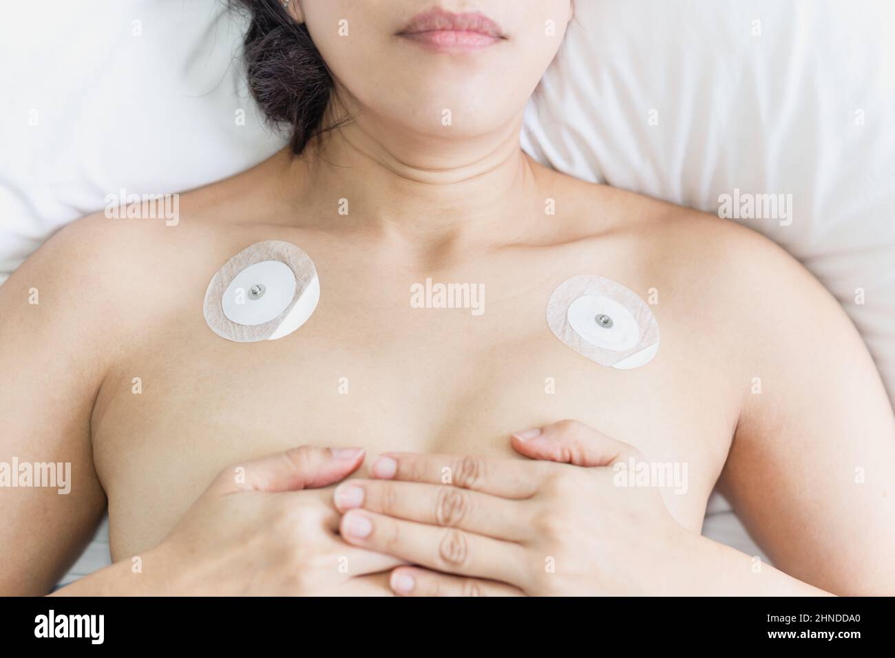 Herzelektrokardiogramm oder Überwachung mit Holter für weibliche Patienten. Stockfoto