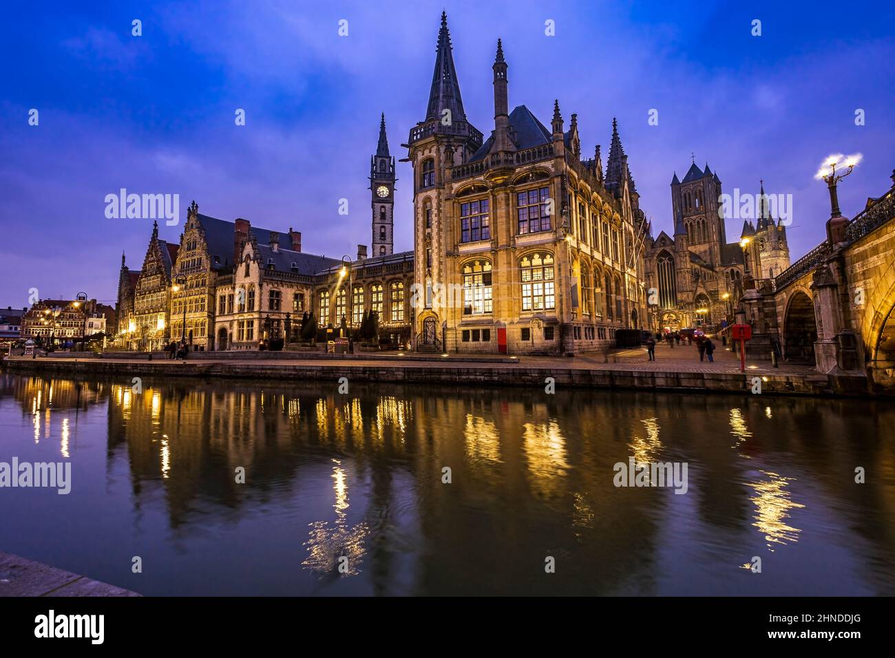 Die Dämmerungsstunde über der historischen Gebäudefassade von Graslei oder Grass Quay in der malerischen Stadt Gent. Foto aufgenommen am 26th. Januar 2022 Stockfoto
