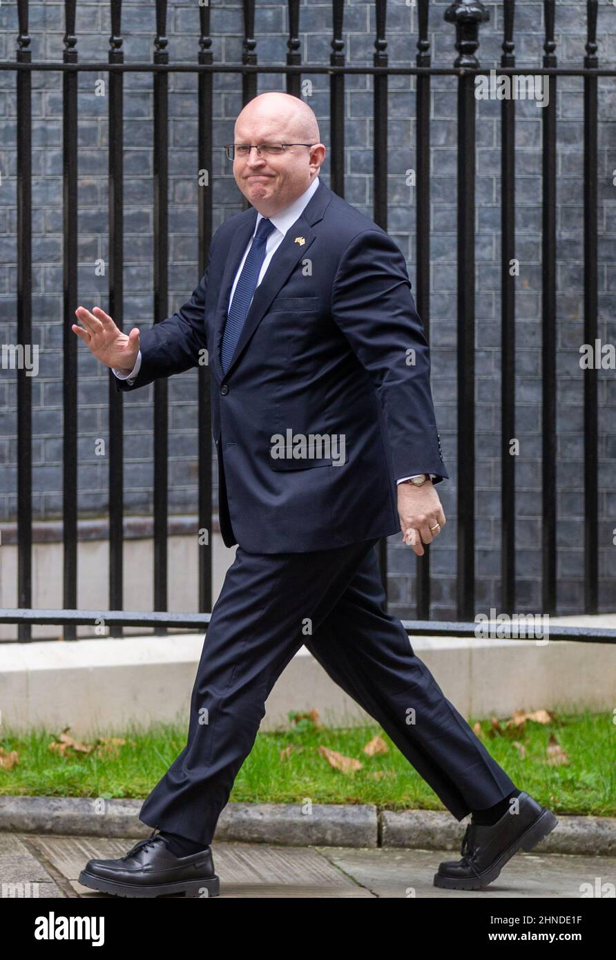 London, England, Großbritannien. 16th. Februar 2022. DER US-Botschafter in Großbritannien, PHILIP T. REEKER, wird bei der Ankunft in der Downing Street 10 gesehen. (Bild: © Tayfun Salci/ZUMA Press Wire) Stockfoto