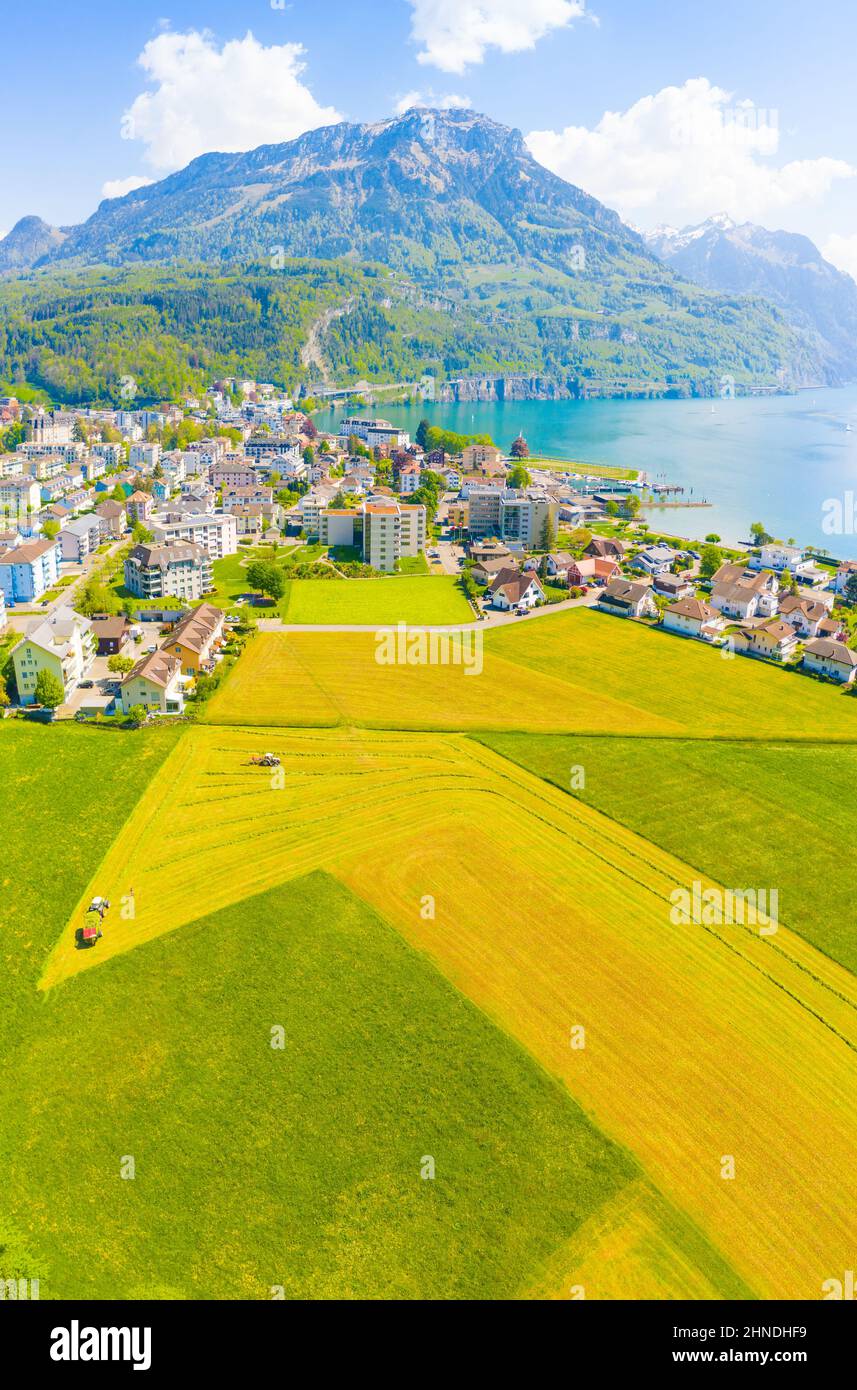 Schweiz. Das Dorf Brunnen. Kanton Schwyz. Die Gipfel der Berge Stoos 1305 m. Luftaufnahme. Schießen von einer Drohne. Stockfoto