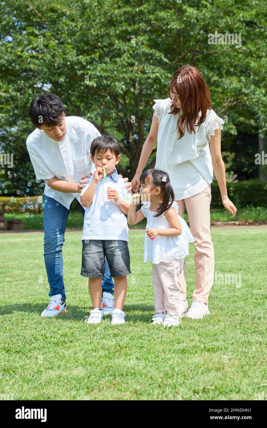 Japanischer Bruder Und Schwester Spielen Mit Seifenblasen Stockfoto