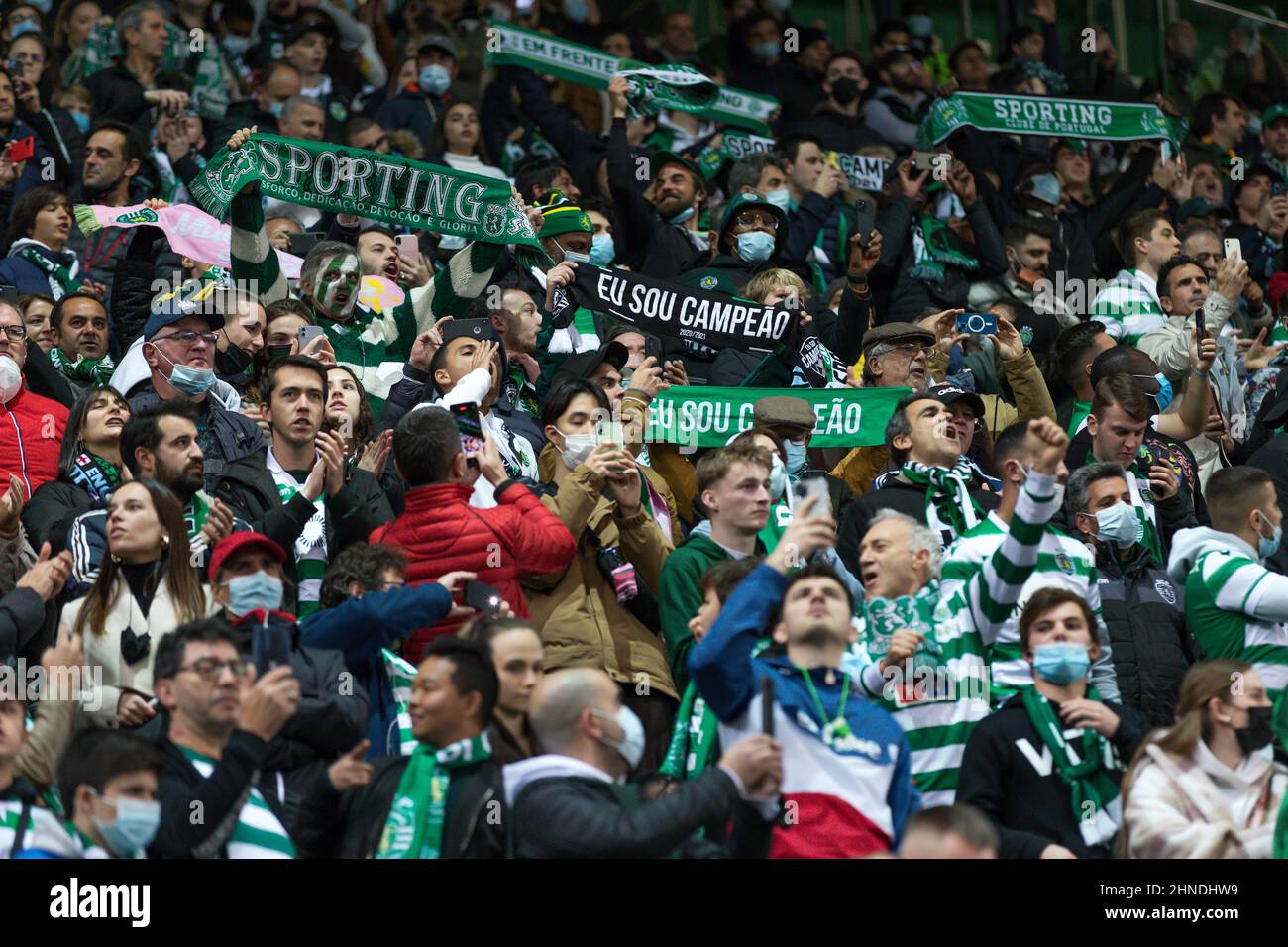 15. Februar 2022. Lissabon, Portugal. Sportfans vor dem Spiel der ersten Etappe der Runde 16 für die UEFA Champions League, Sporting vs Manchester City Credit: Alexandre de Sousa/Alamy Live News Stockfoto