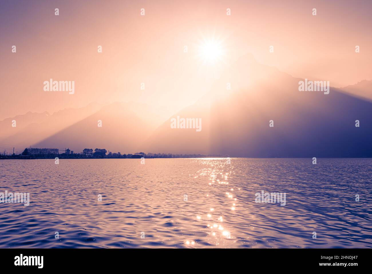 Fantastische Landschaft. Lichter und Schatten in den Bergen und auf dem Wasser des Sees. Stockfoto