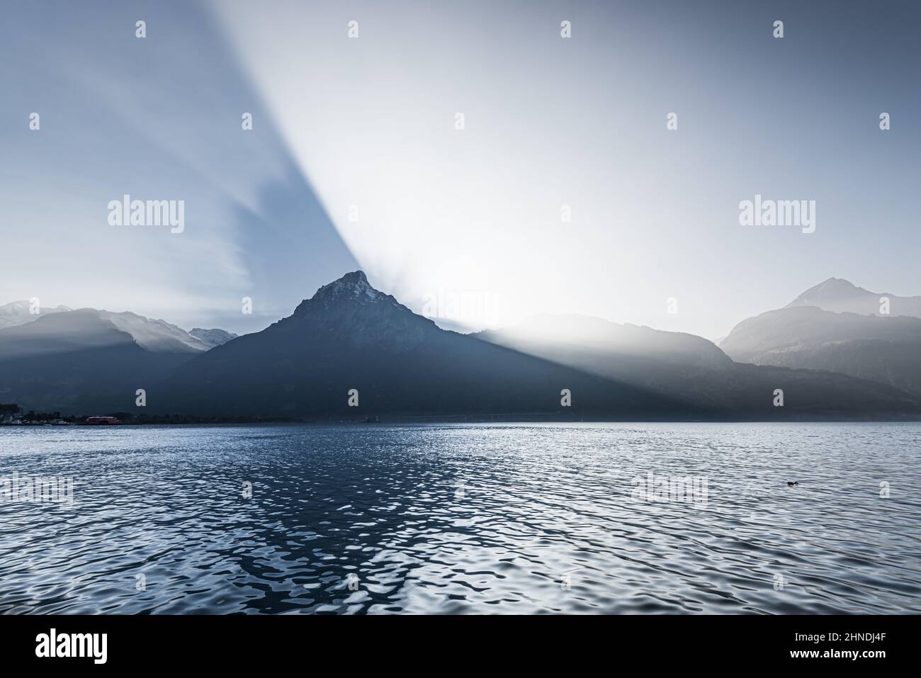 Fantastische Landschaft. Lichter und Schatten in den Bergen und auf dem Wasser des Sees. Stockfoto