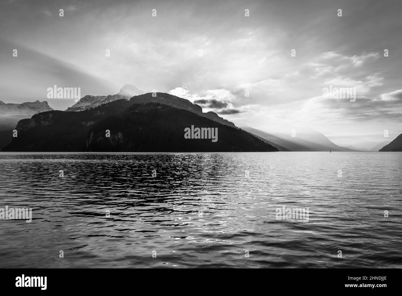 Sonnenuntergang über dem Bergrücken. Extra breites Objektiv. Schwarz und Weiß. Stockfoto