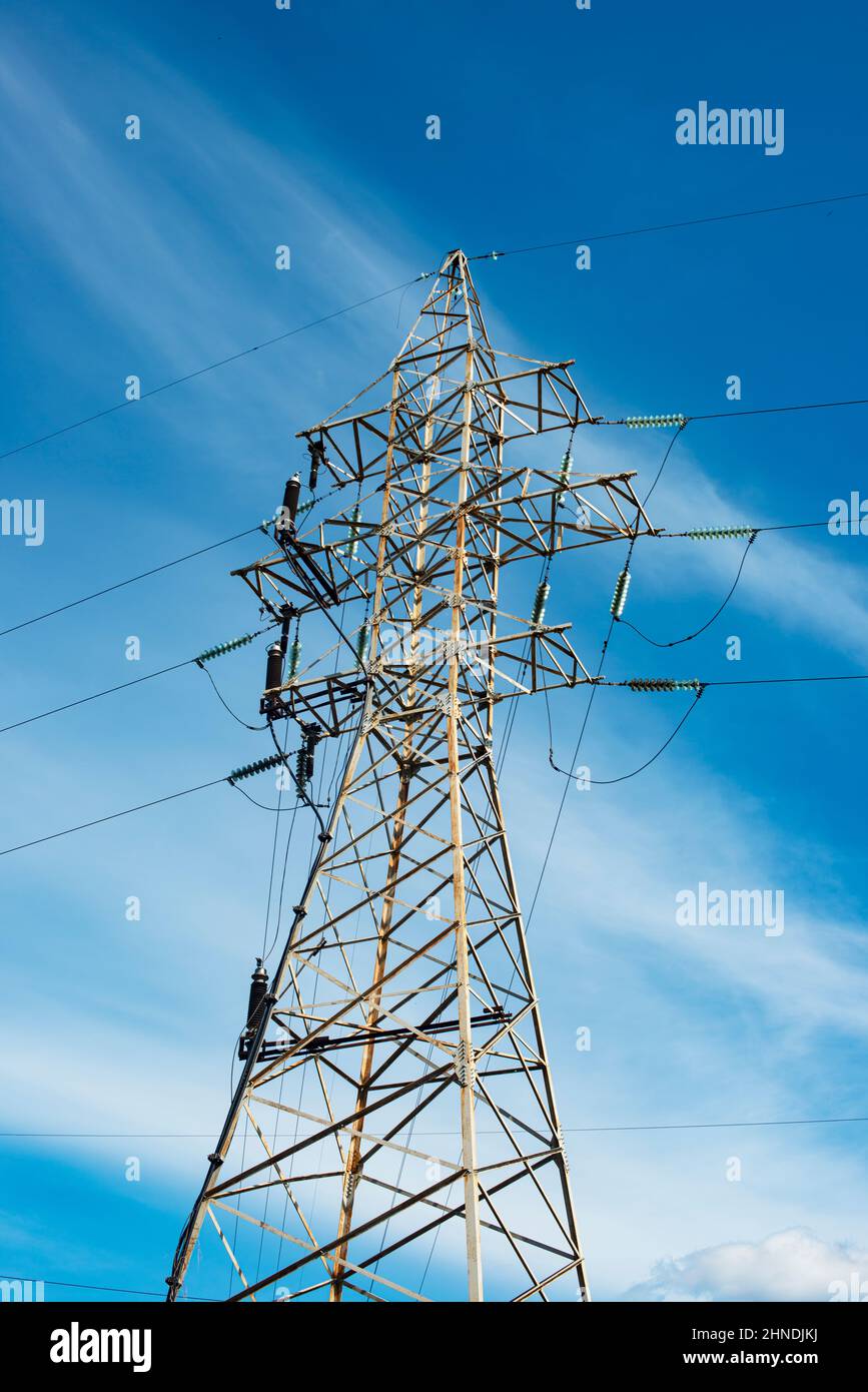 Hochspannungsleitungen im Turm auf blauem, schönem Himmel Stockfoto