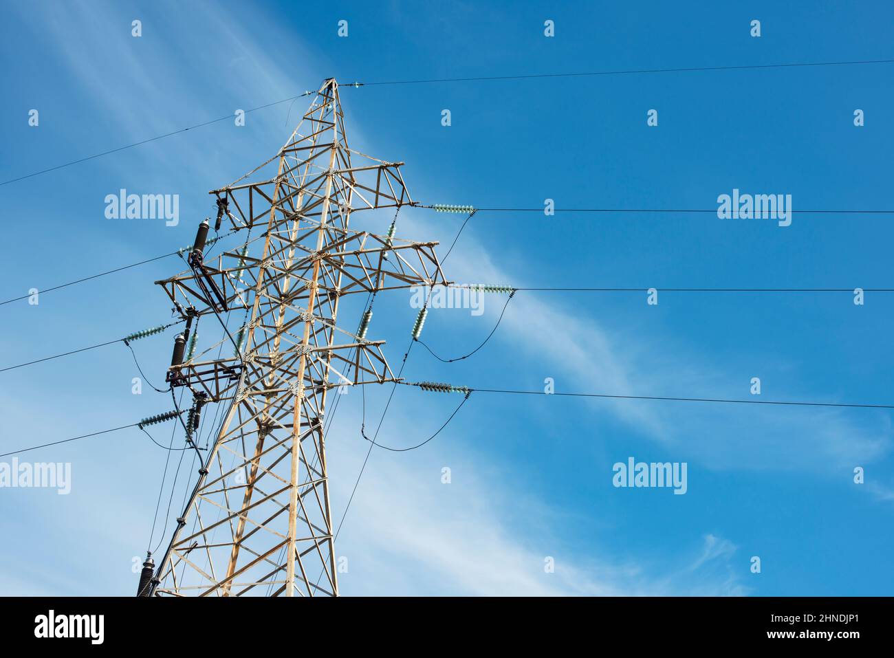 Hochspannungsleitungen im Turm auf blauem, schönem Himmel Stockfoto