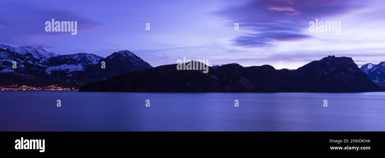 Nachtpanorama. Vierwaldstättersee. Schweizer Alpen. Langzeitbelichtung. Stockfoto