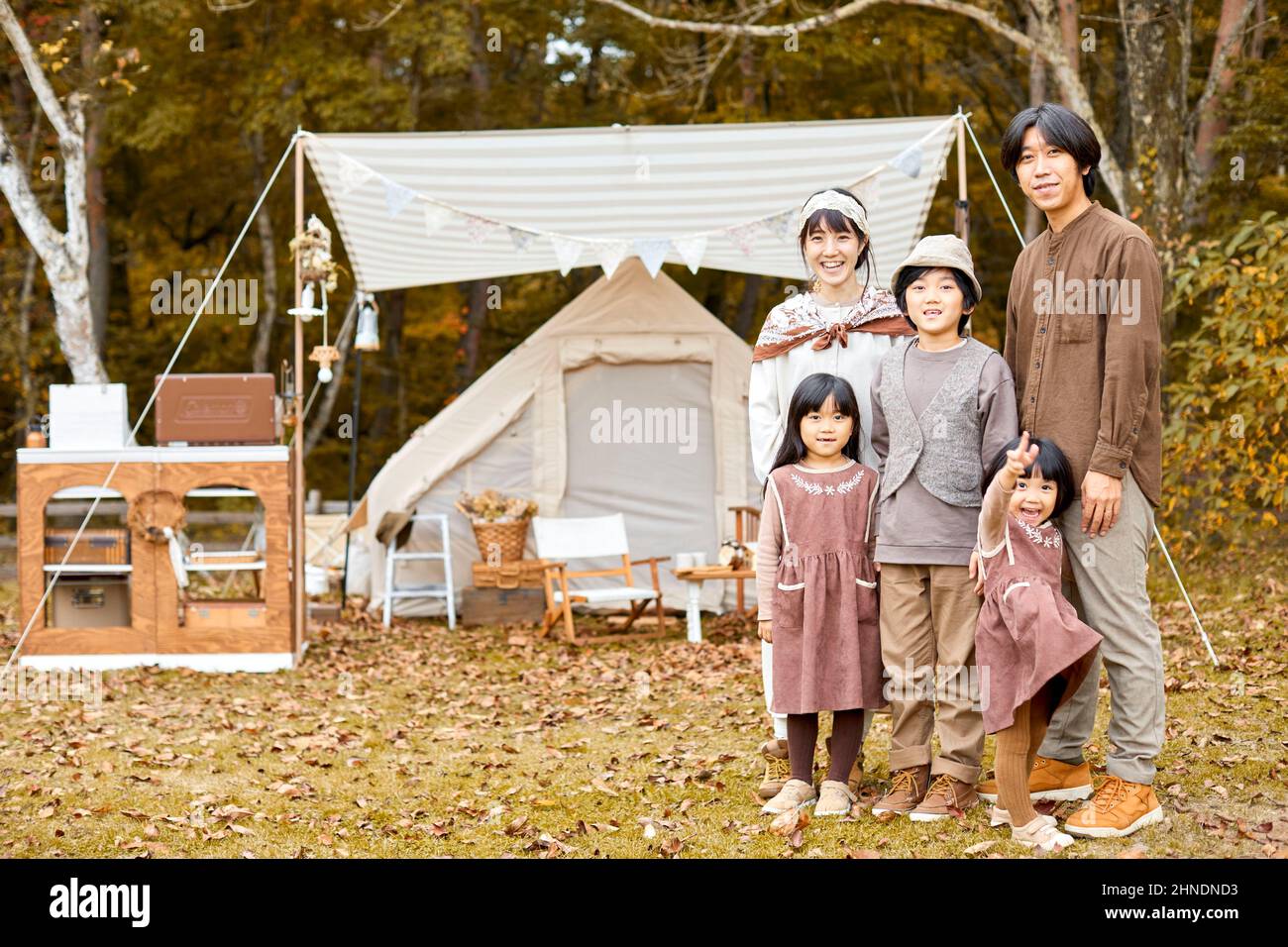 Japanische Familie nimmt Ein Erinnerungsfoto auf dem Campingplatz auf Stockfoto