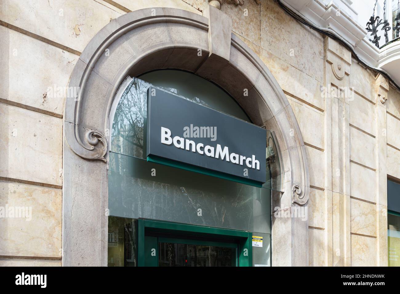 VALENCIA, SPANIEN – 15. FEBRUAR 2022: Banca March ist ein spanisches Investmentbank- und Finanzdienstleistungsunternehmen Stockfoto