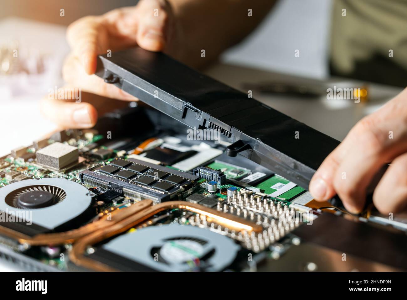 Techniker wechseln und setzen Sie neue Laptop-Batterie. Computer-Reparatur-Service Stockfoto