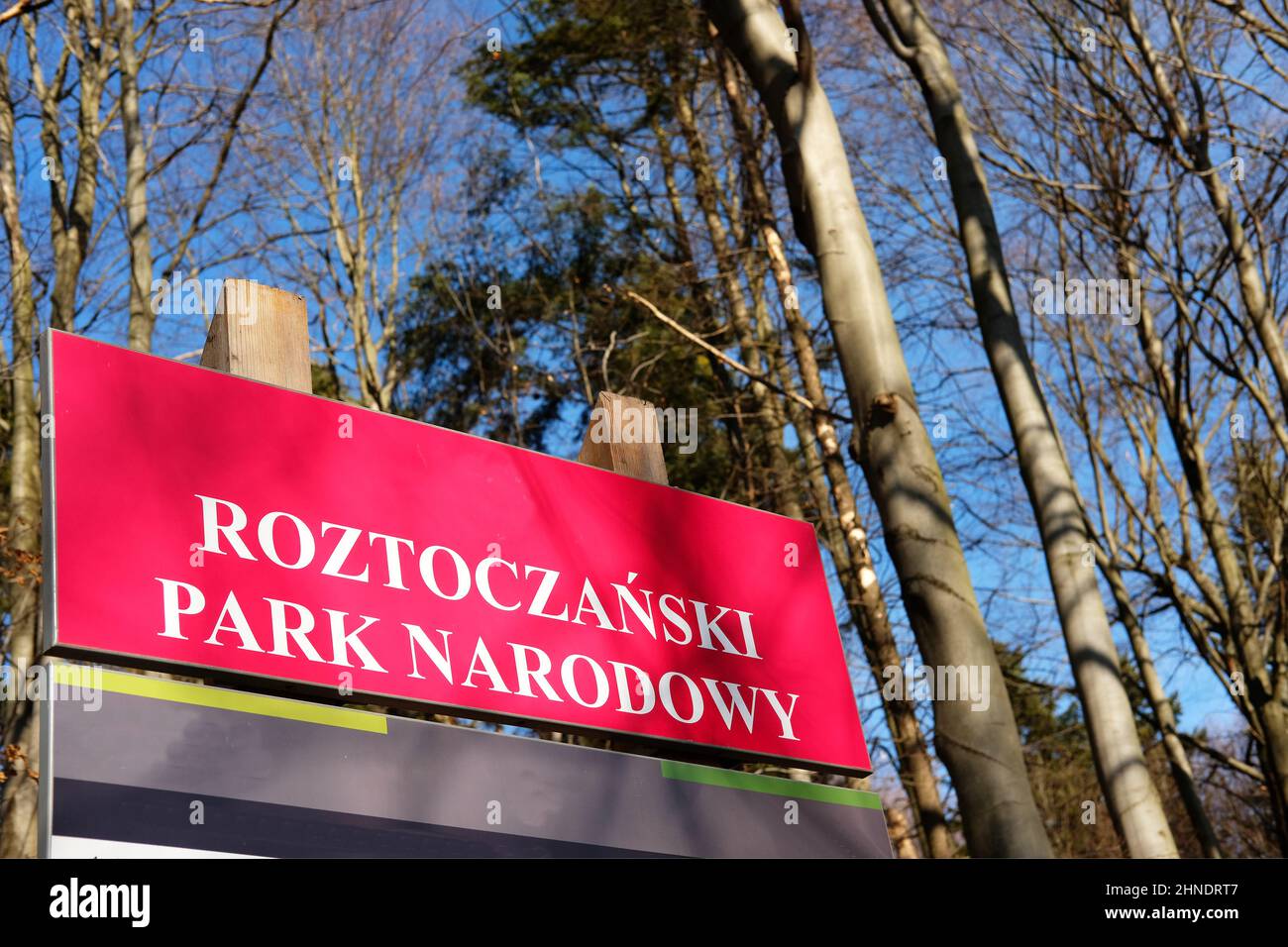 Schild mit der Aufschrift des Eingangs zum Roztoczanski Park Narodowy (was in „Roztocze National Park“ übersetzt wird) in Ostpolen Stockfoto