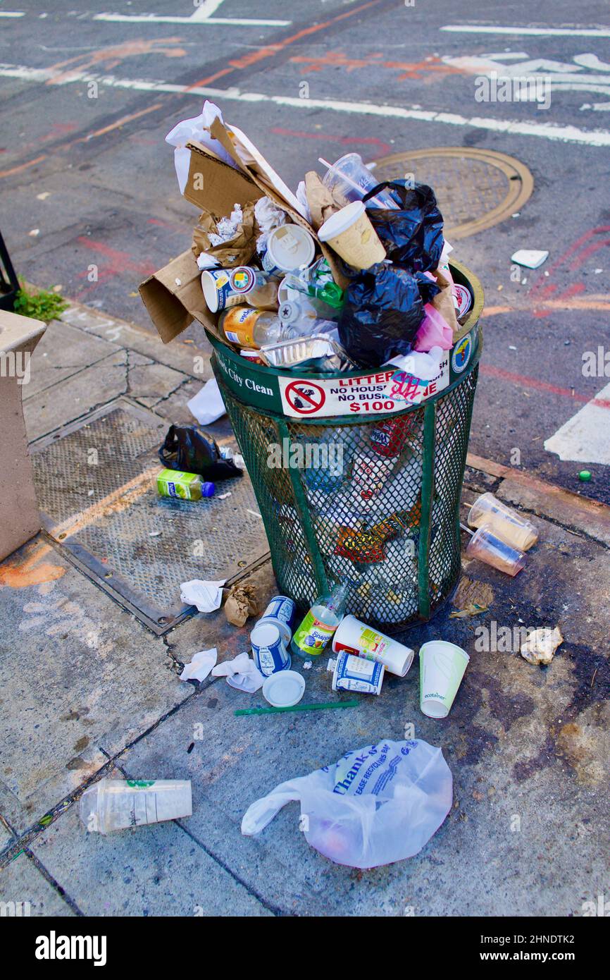 Überfließende Abfalleimer auf der Straße in New York City, USA Stockfoto