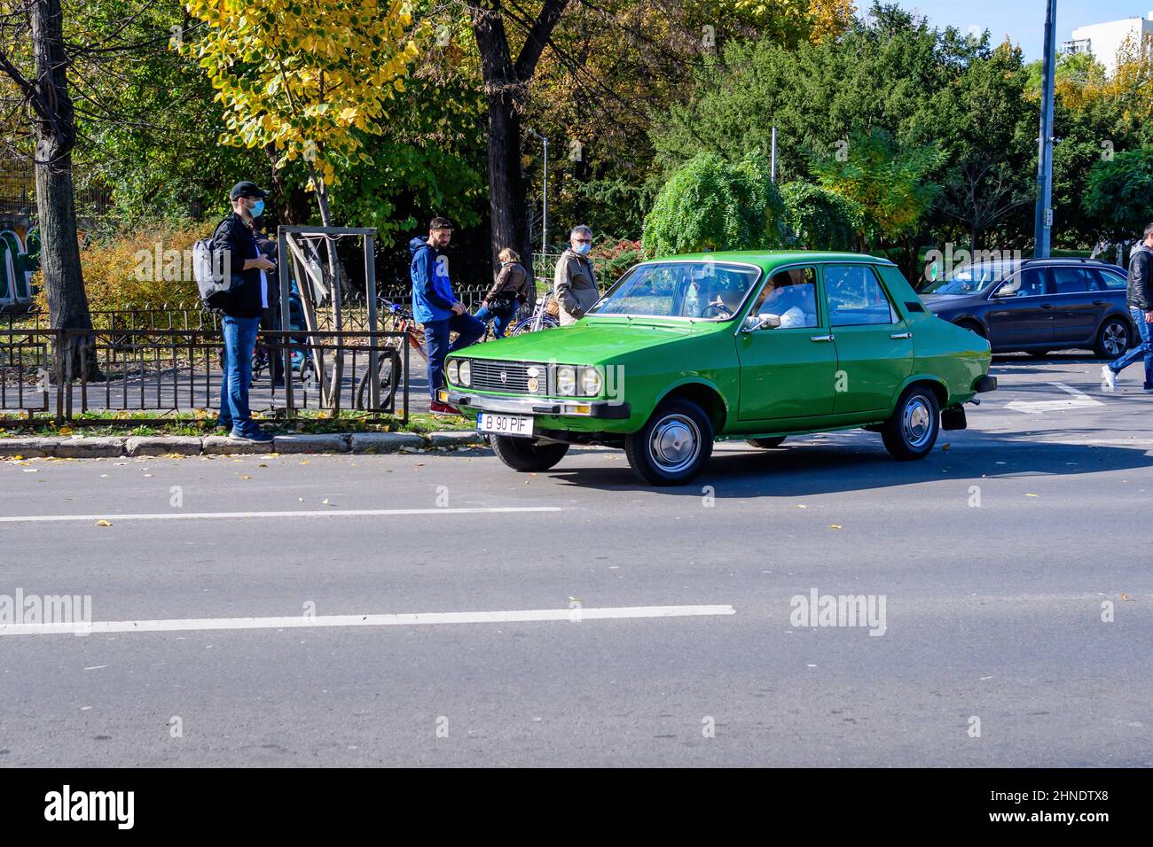 Bukarest, Rumänien, 24. Oktober 2021: Altes, lebendiges grünes rumänisches Dacia 1310 TX Oldtimer, das im Jahr 1987 in einer Straße im Stadtzentrum in einer Sonne produziert wurde Stockfoto