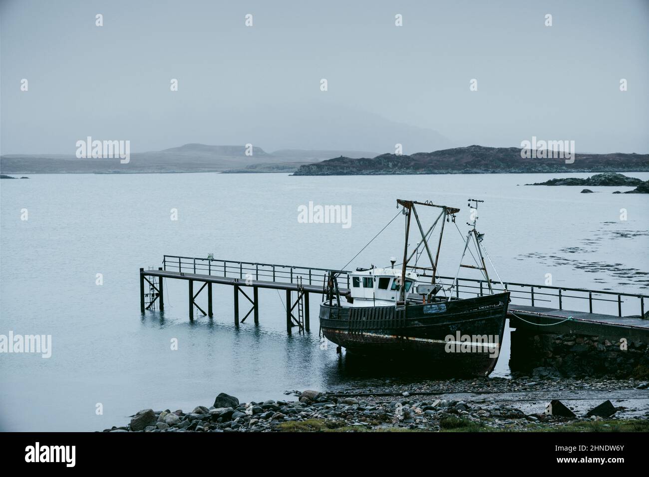 Ein altes, rostetes Fischerboot auf der Isle of Mull, Schottland. Stockfoto