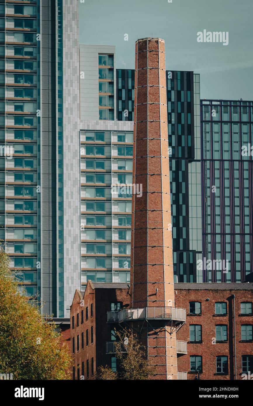 Im Gegensatz zu alter und neuer Architektur in der Gegend von Castlefields in Manchester Stockfoto