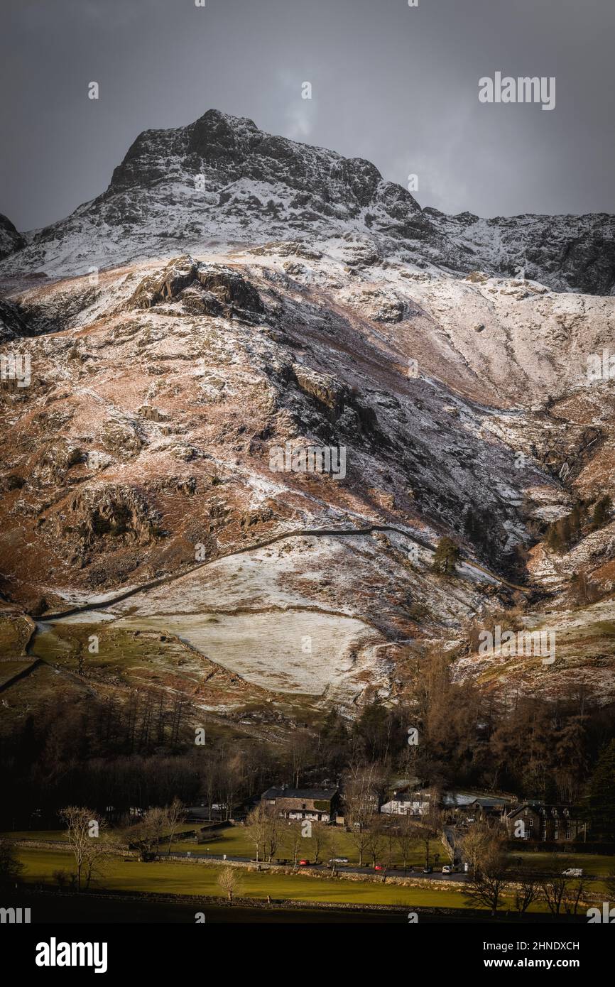 Imposante Präsenz von Harrison Stickle, die sich über dem Stickle Gill im Langdale Valley erhebt Stockfoto