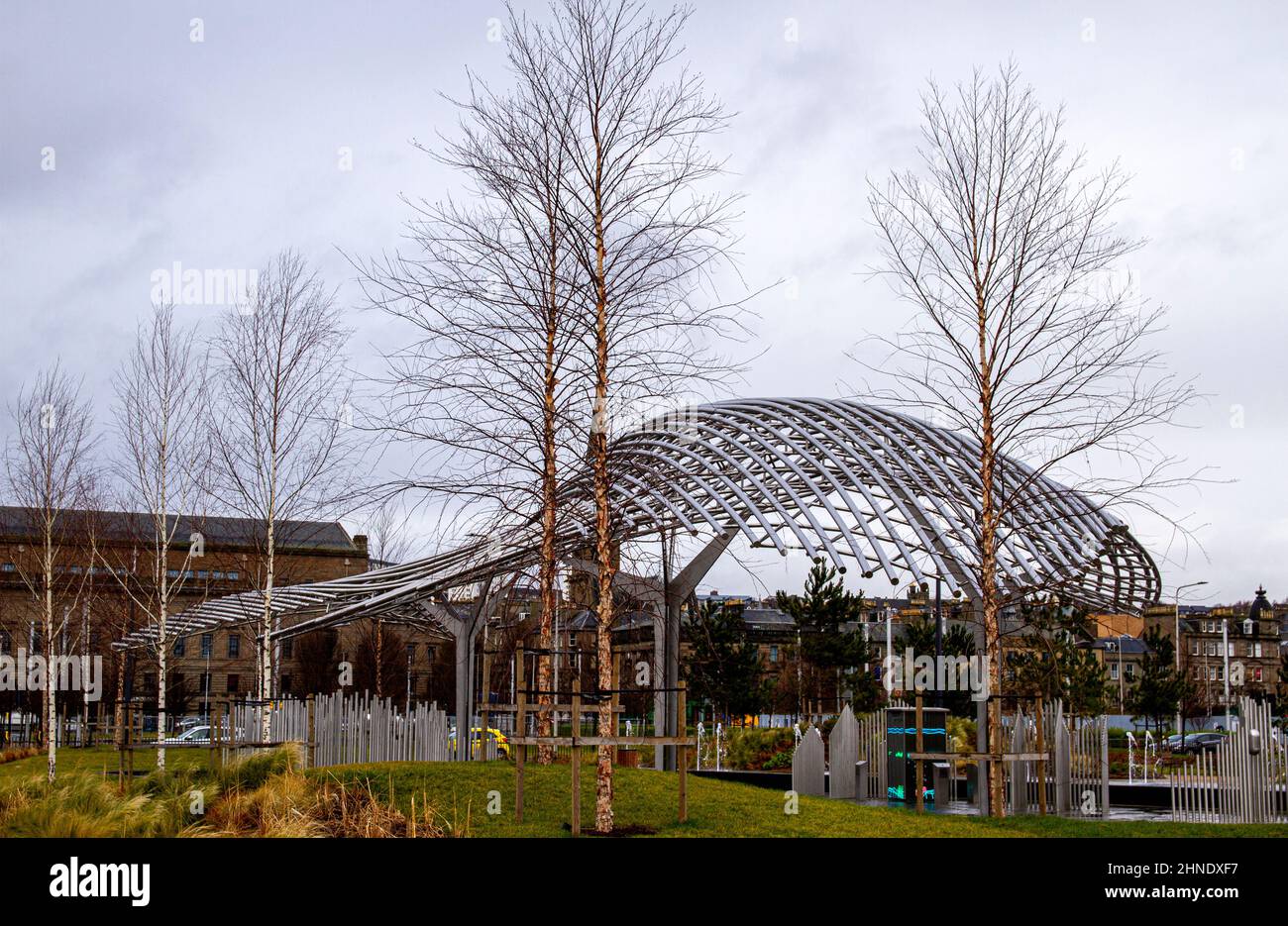 Dundee, Tayside, Schottland, Großbritannien. 16th. Februar 2022. Großbritannien Wetter: Als sich der Sturm Dudley dem Nordosten Schottlands nähert, haben starke Westwinde starke Regenwolken mit häufigen, verstreuten Schauern während des Tages mit Temperaturen von bis zu 8 Grad gebracht Bewölktes und nasses Winterbild entlang der Uferpromenade von Dundee mit Blick auf den Tay River und das V&A Design Museum. Kredit: Dundee Photographics/Alamy Live Nachrichten Stockfoto