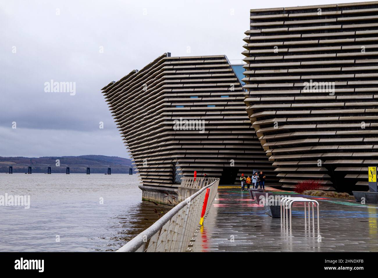 Dundee, Tayside, Schottland, Großbritannien. 16th. Februar 2022. Großbritannien Wetter: Als sich der Sturm Dudley dem Nordosten Schottlands nähert, haben starke Westwinde starke Regenwolken mit häufigen, verstreuten Schauern während des Tages mit Temperaturen von bis zu 8 Grad gebracht Bewölktes und nasses Winterbild entlang der Uferpromenade von Dundee mit Blick auf den Tay River und das V&A Design Museum. Kredit: Dundee Photographics/Alamy Live Nachrichten Stockfoto