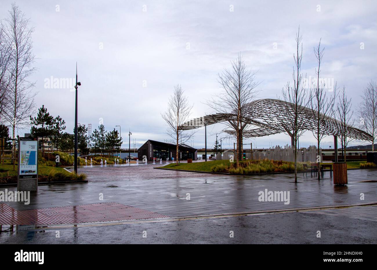 Dundee, Tayside, Schottland, Großbritannien. 16th. Februar 2022. Großbritannien Wetter: Als sich der Sturm Dudley dem Nordosten Schottlands nähert, haben starke Westwinde starke Regenwolken mit häufigen, verstreuten Schauern während des Tages mit Temperaturen von bis zu 8 Grad gebracht Bewölktes und nasses Winterbild entlang der Uferpromenade von Dundee mit Blick auf den Tay River und das V&A Design Museum. Kredit: Dundee Photographics/Alamy Live Nachrichten Stockfoto