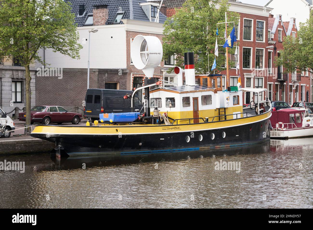 Ein umweltfreundliches, elektrisch angetriebenes Schiff Berezina, das in Harlem, Holland, Europa, festgemacht wurde Stockfoto