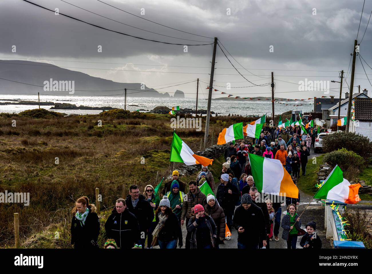 Dorfbewohner nehmen an der St. Patrick's Day Parade im Küstendorf Rosbeg, County Donegal, Irland, Teil Stockfoto