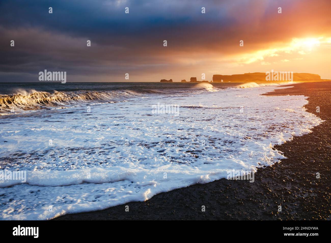 Epische Aussicht auf den Strand von Reynisfjara und sonnige Wellen. Lage Kap Dyrholaey, Atlantischer Ozean in der Nähe von Vik Dorf, Island, Europa. Landschaftlich schönes Bild von n Stockfoto