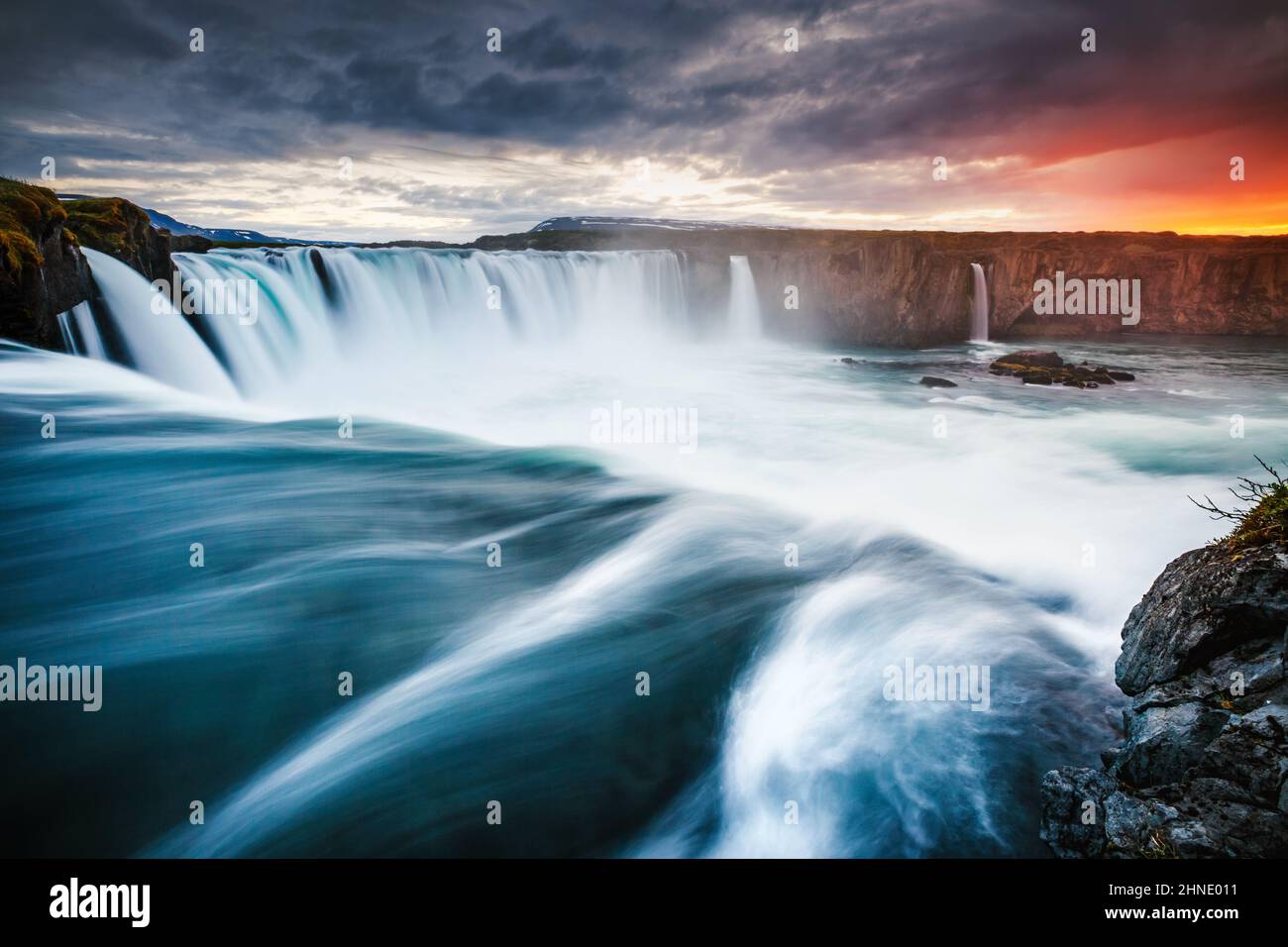 Atemberaubende Aussicht auf die mächtige Godafoss-Kaskade. Lage Bardardardalur Tal, Skjalfandafljot Fluss, Island, Europa. Malerisches Bild von schönen Naturlandschaften Stockfoto