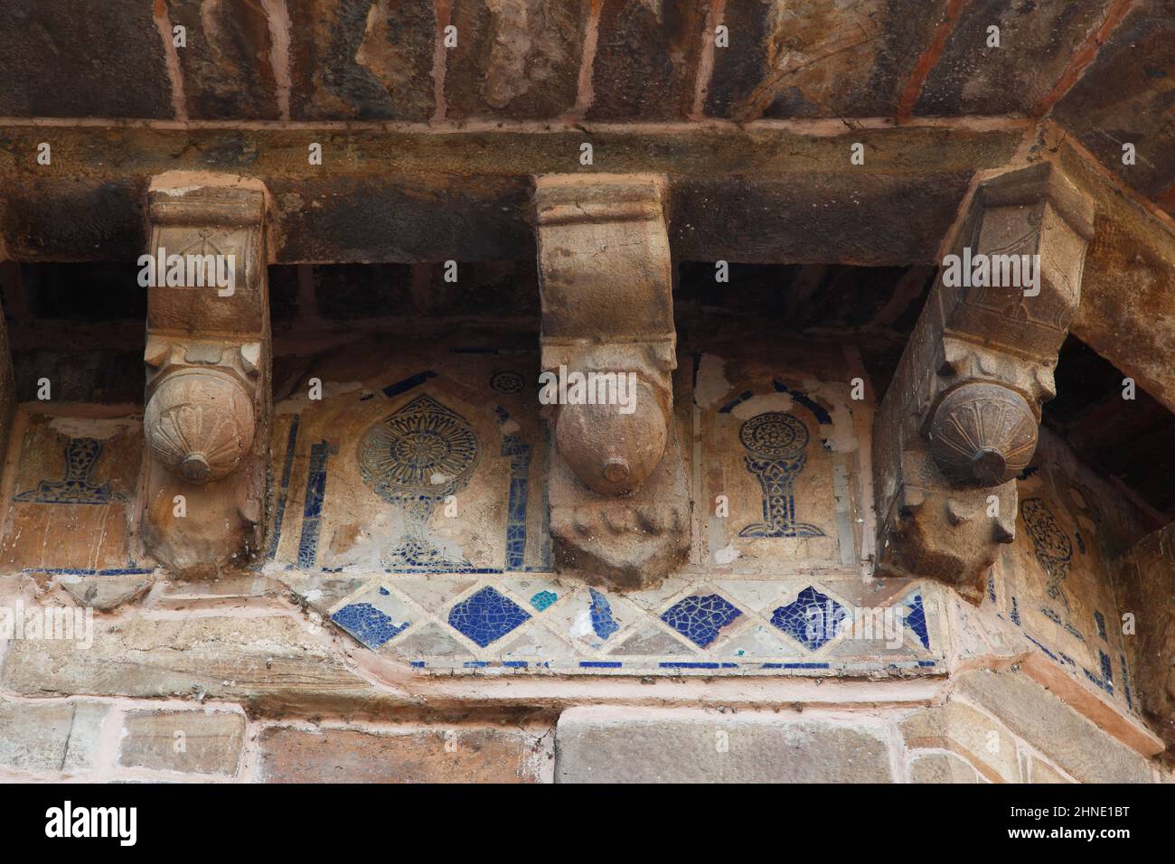 Detail der Halterungen und Fliesen auf dem Grab von Sher Shah Suri in Sasaram im indischen Bundesstaat Bihar Stockfoto