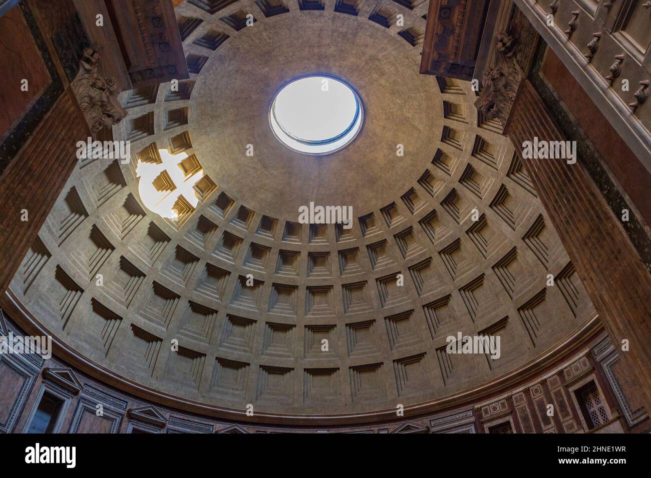 Rom, Italien, 26. Juni 2014: Touristen erkunden das Pantheon an der Piazza della Rotonda an einem wolkenlosen Sommertag. Stockfoto